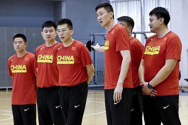下半场，新疆命中率明显下降，杨瀚森连续造成杀伤罚球拿分，鲍威尔续上火力，青岛不断蚕食分差并完成反超，末节青岛稳扎稳打将分差拉开到20分，新疆大势已去无力回天，最后时刻鲍威尔累计技犯遭逐。